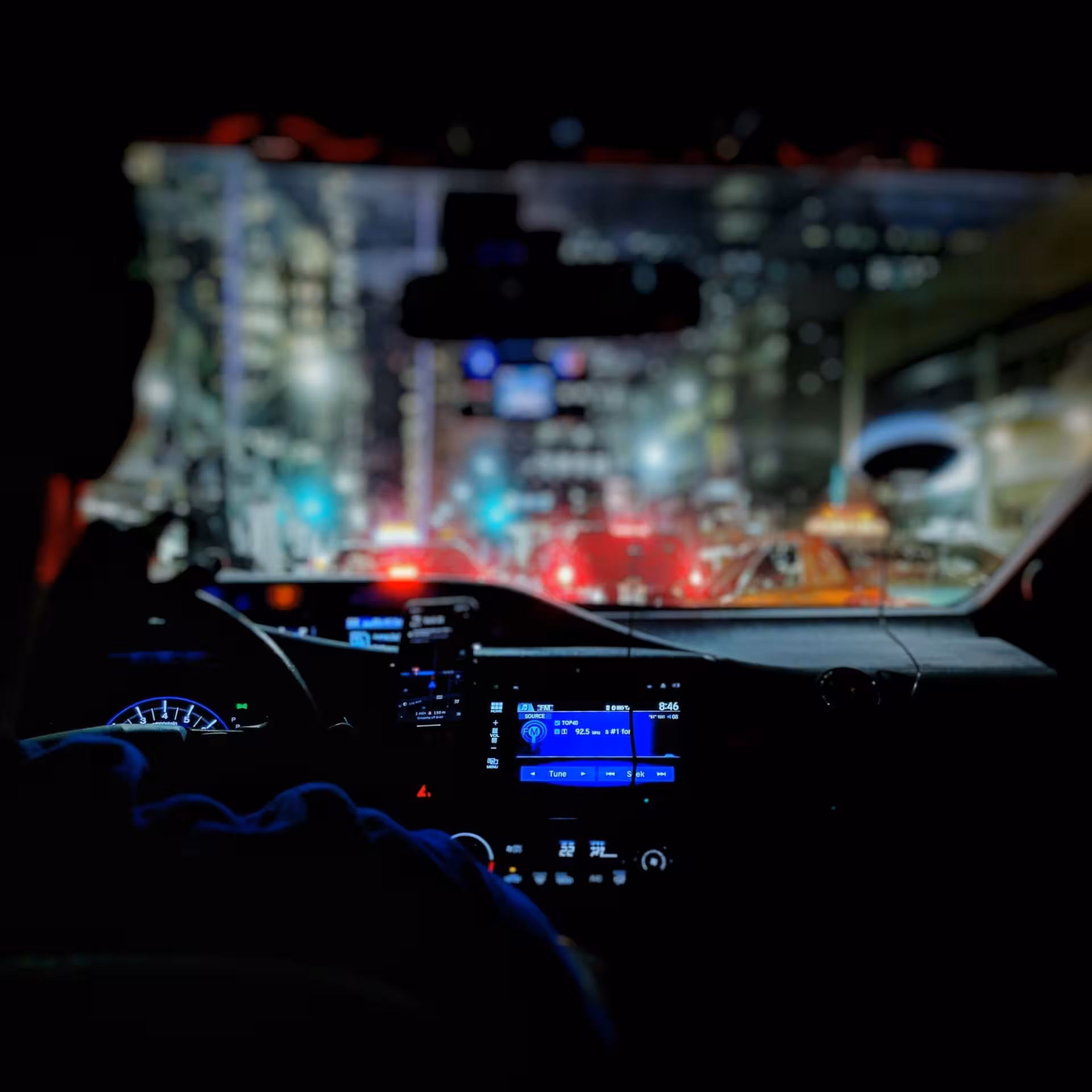 Interno di un'auto di lusso durante un trasferimento notturno in città.