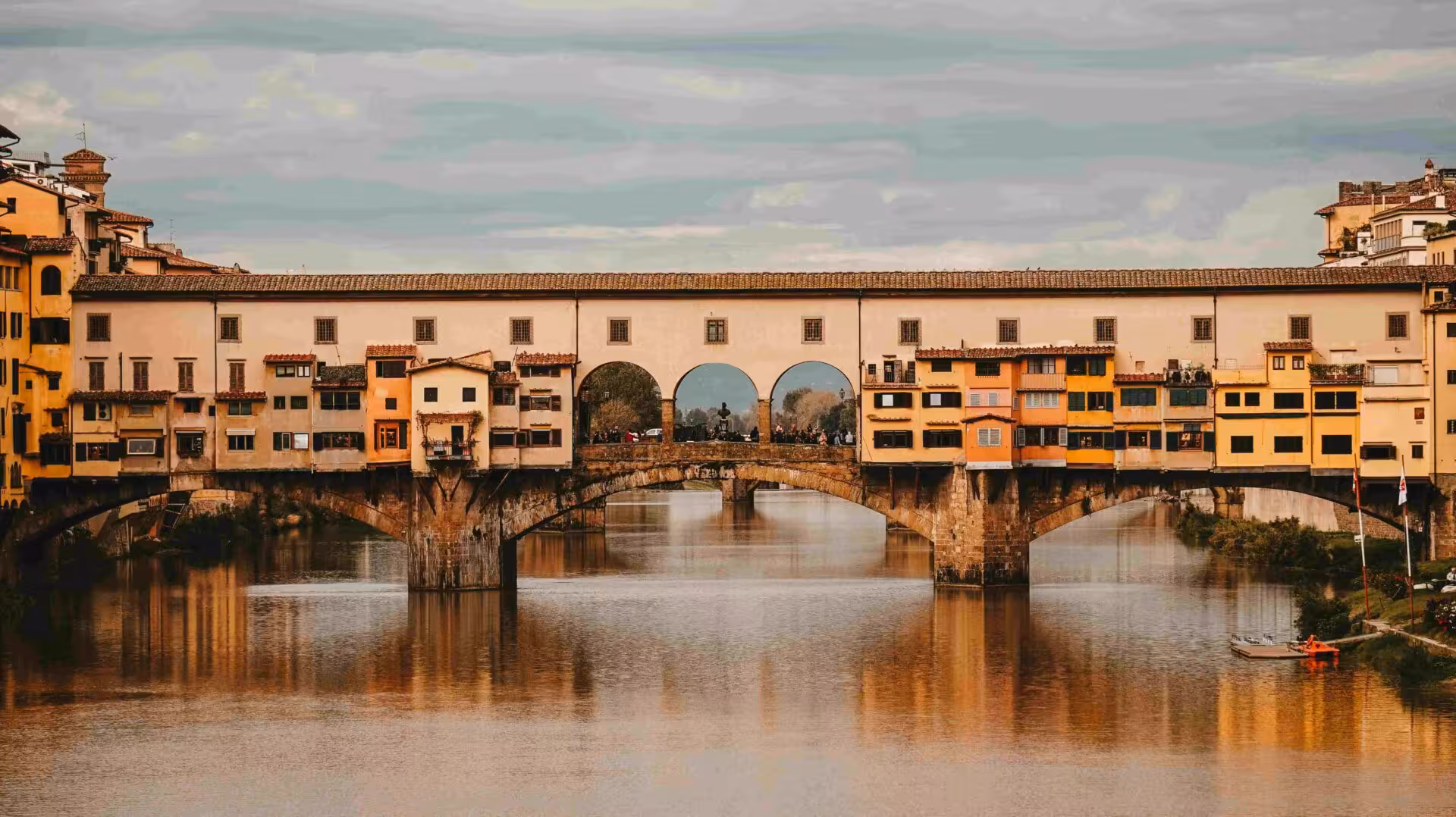 Il Ponte Vecchio a Firenze riflesso nelle acque dell'Arno.