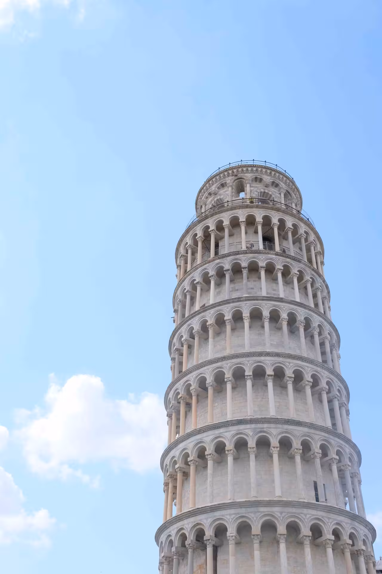 Inquadratura ravvicinata del marmo bianco della Torre di Pisa.