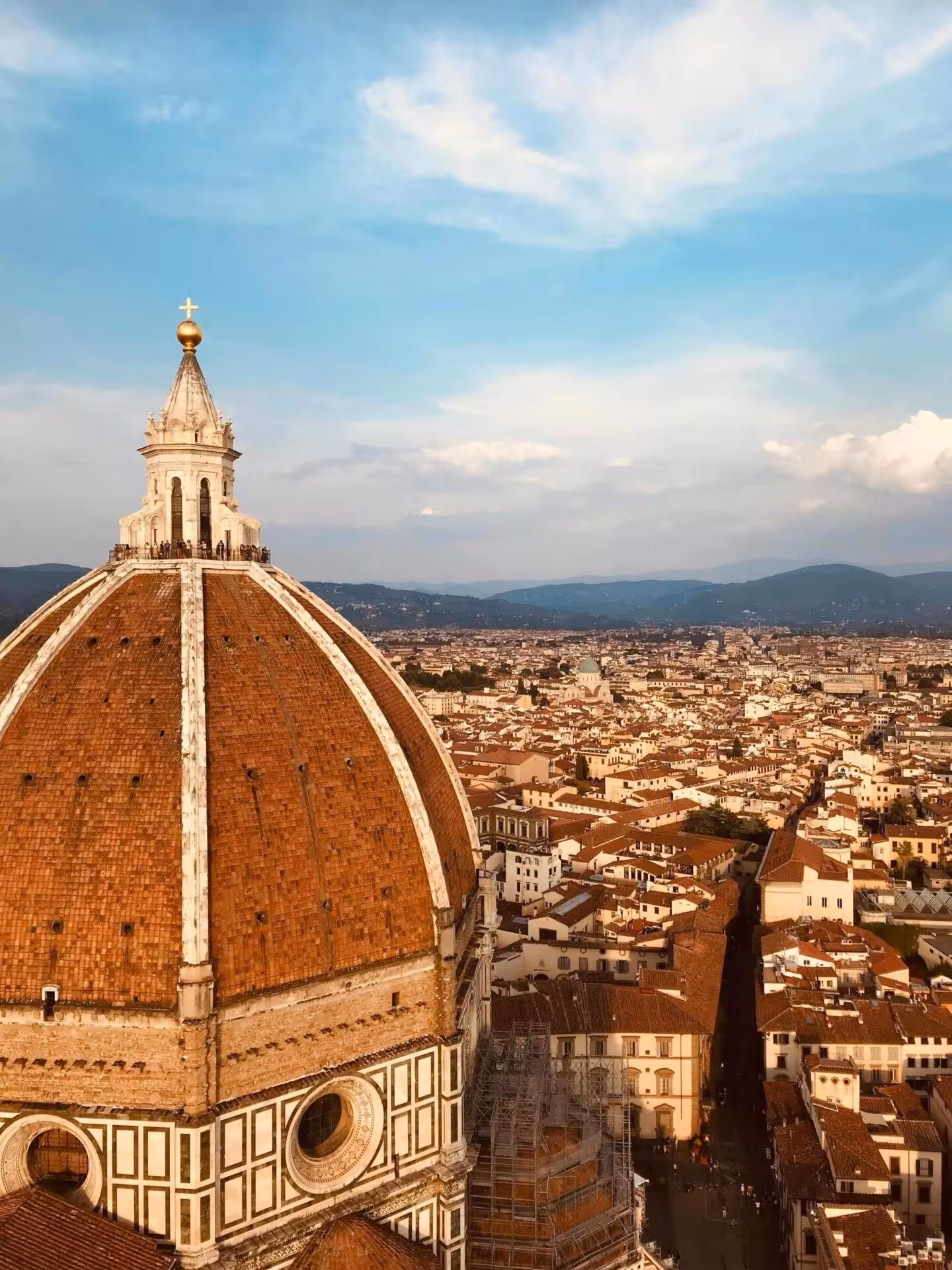 Primo piano della Cupola di Santa Maria del Fiore a Firenze sotto il cielo terso.