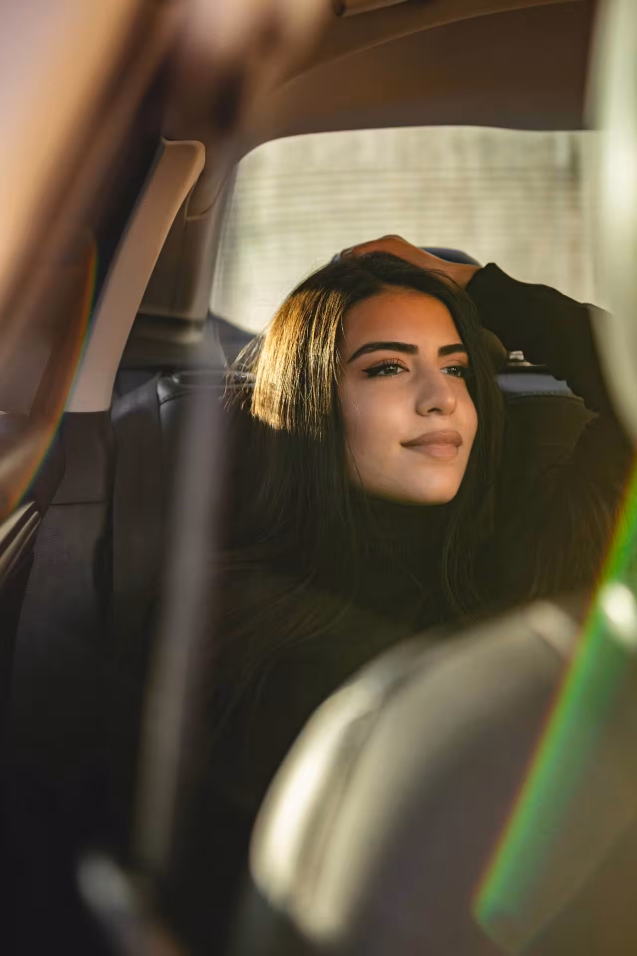 Ragazza sorridente che si gode il viaggio su un veicolo privato NCC.