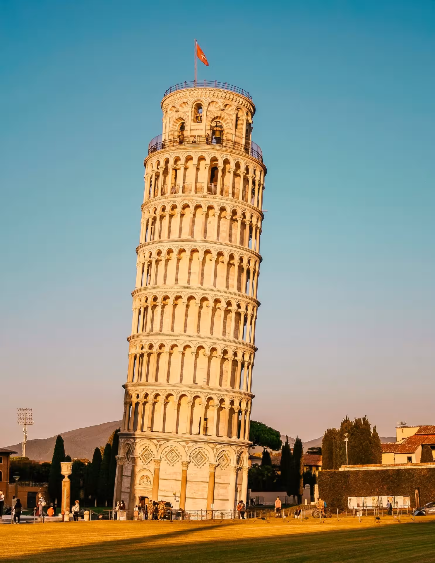 La Torre di Pisa illuminata dalle luci calde del tramonto.